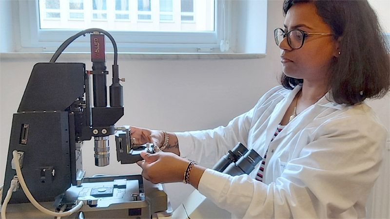 Dr Kajangi Gnanachandran z Instytutu Fizyki Jądrowej PAN w Krakowie przygotowuje mikroskop AFM do badań