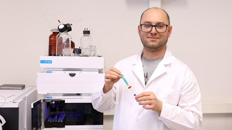 Dr inż. Maciej Serda z Uniwersytetu Śląskiego w Katowicach pracujne nad nanoterapeutykami fullerenowymi do leczenia i diagnozowania nowotworów trzustki