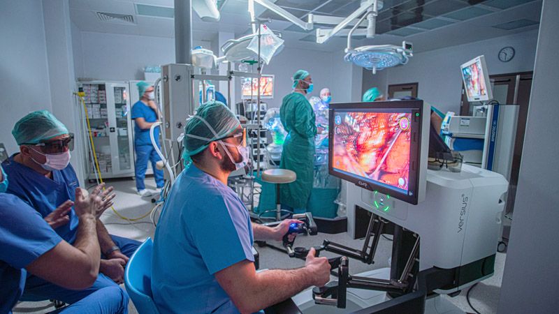 Operacja z wykorzystaniem robota chirurgicznego Versius w szpitalu Salve Medica